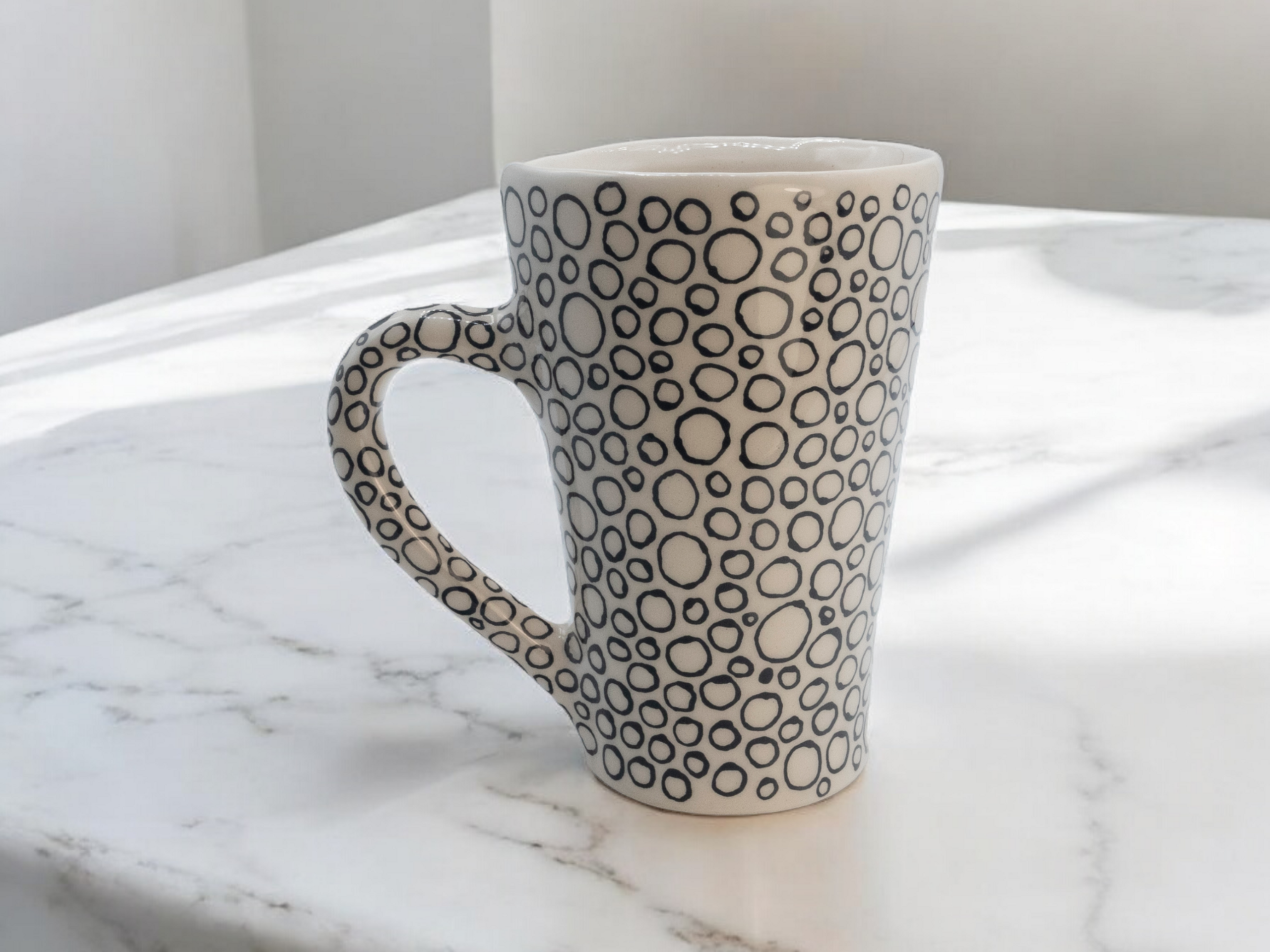 Taza blanca con circulos - 2