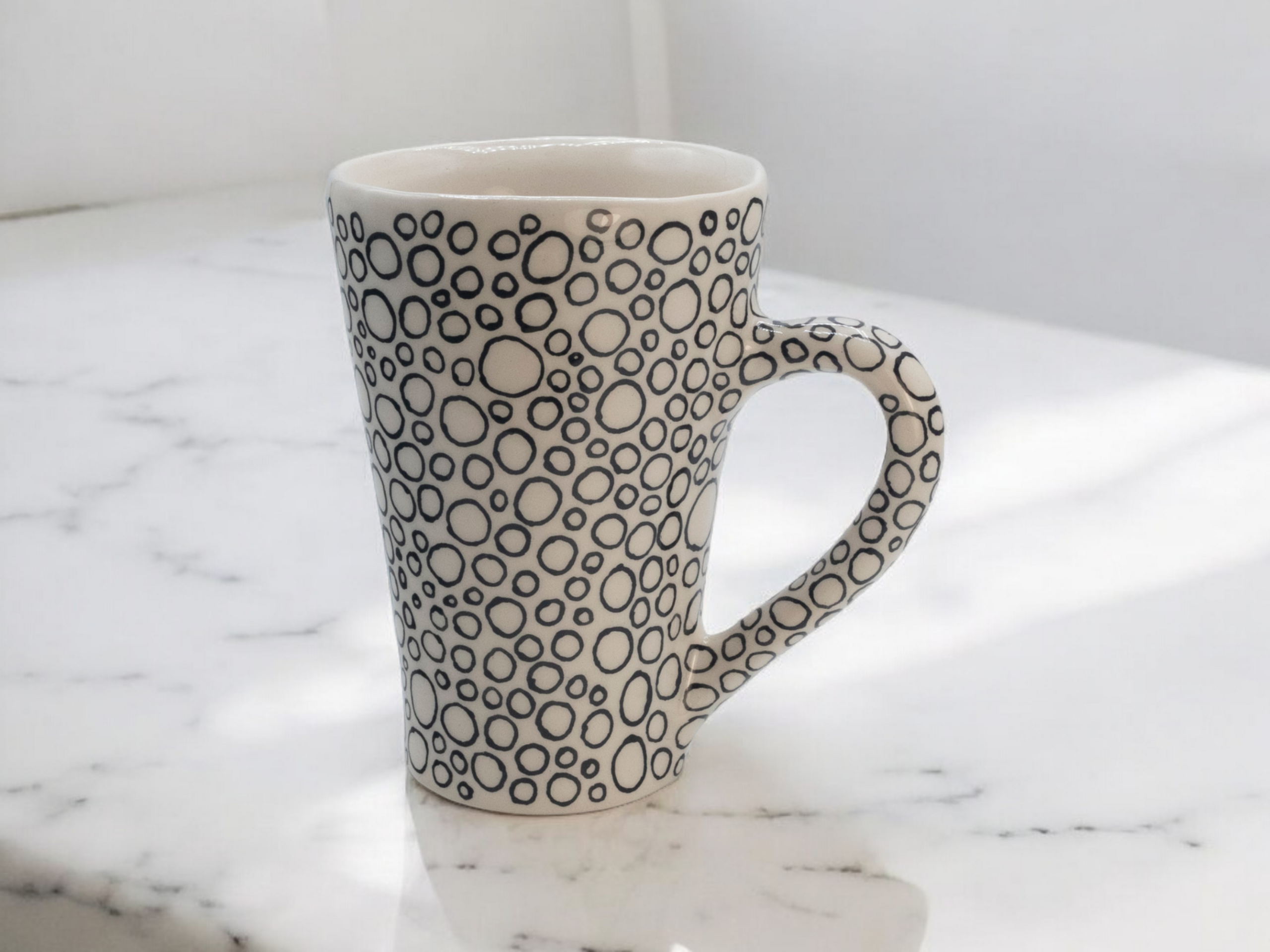 Taza blanca con circulos - 3