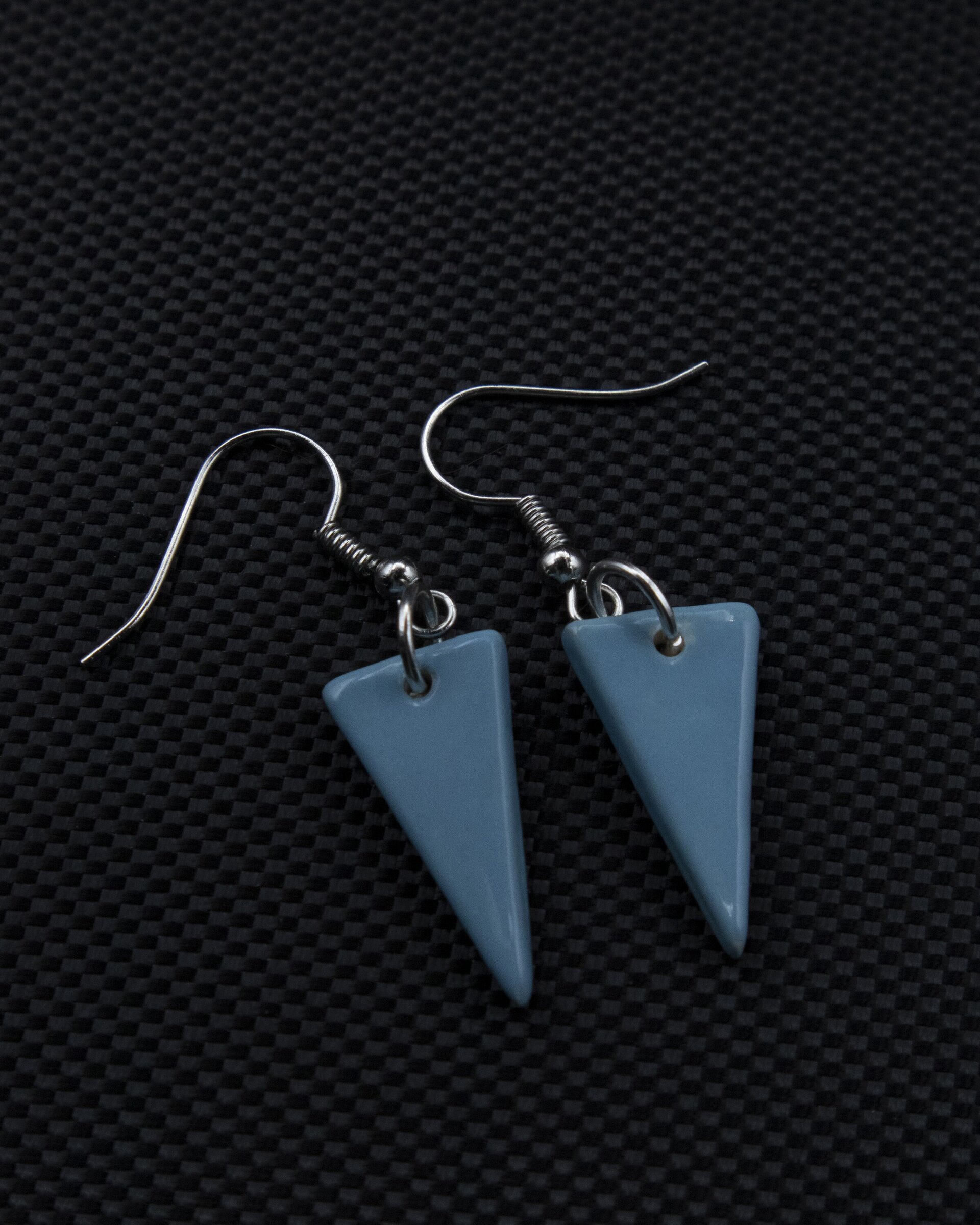 Pendientes triangulares azul cielo. - 2