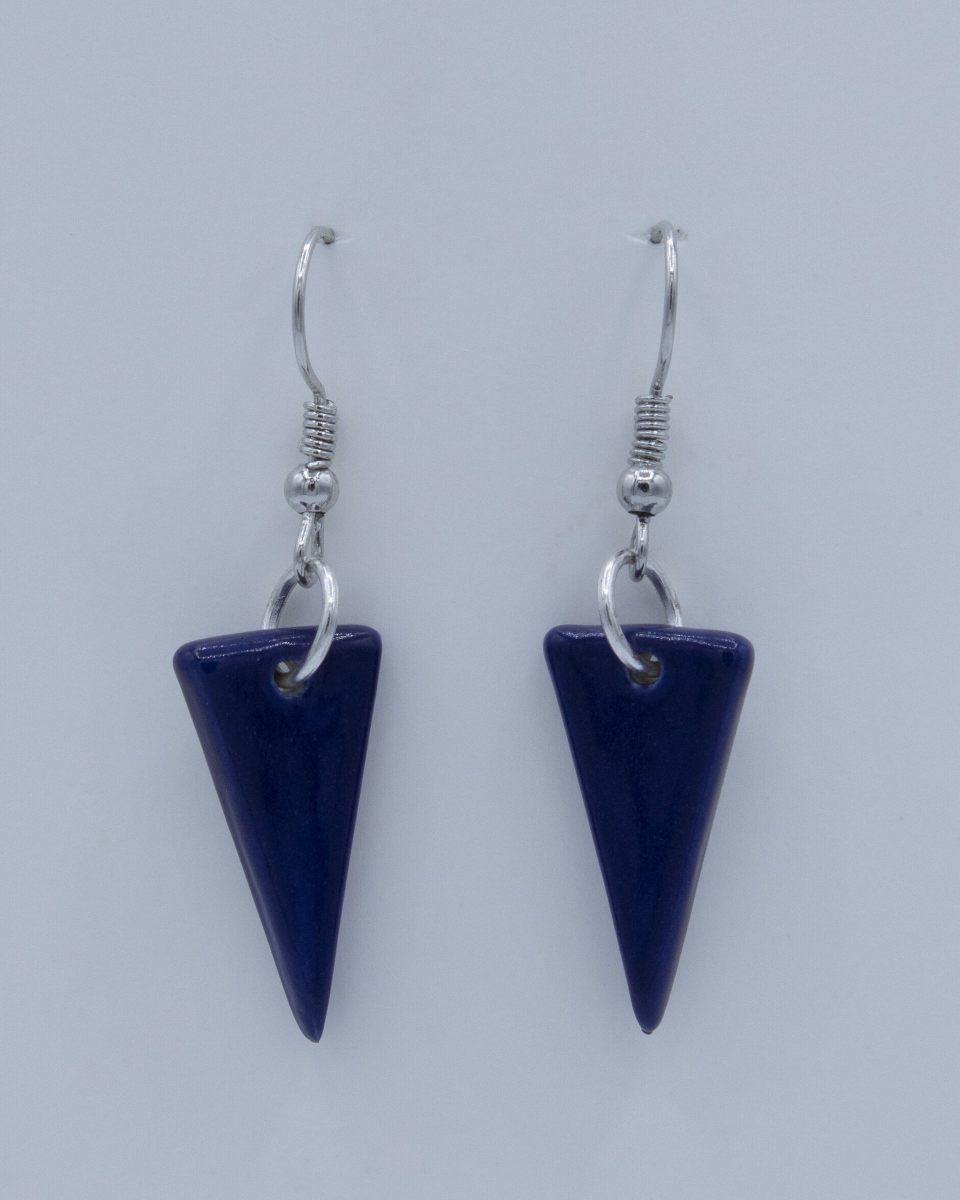 Pendientes triangulares azul oscuro. - 2