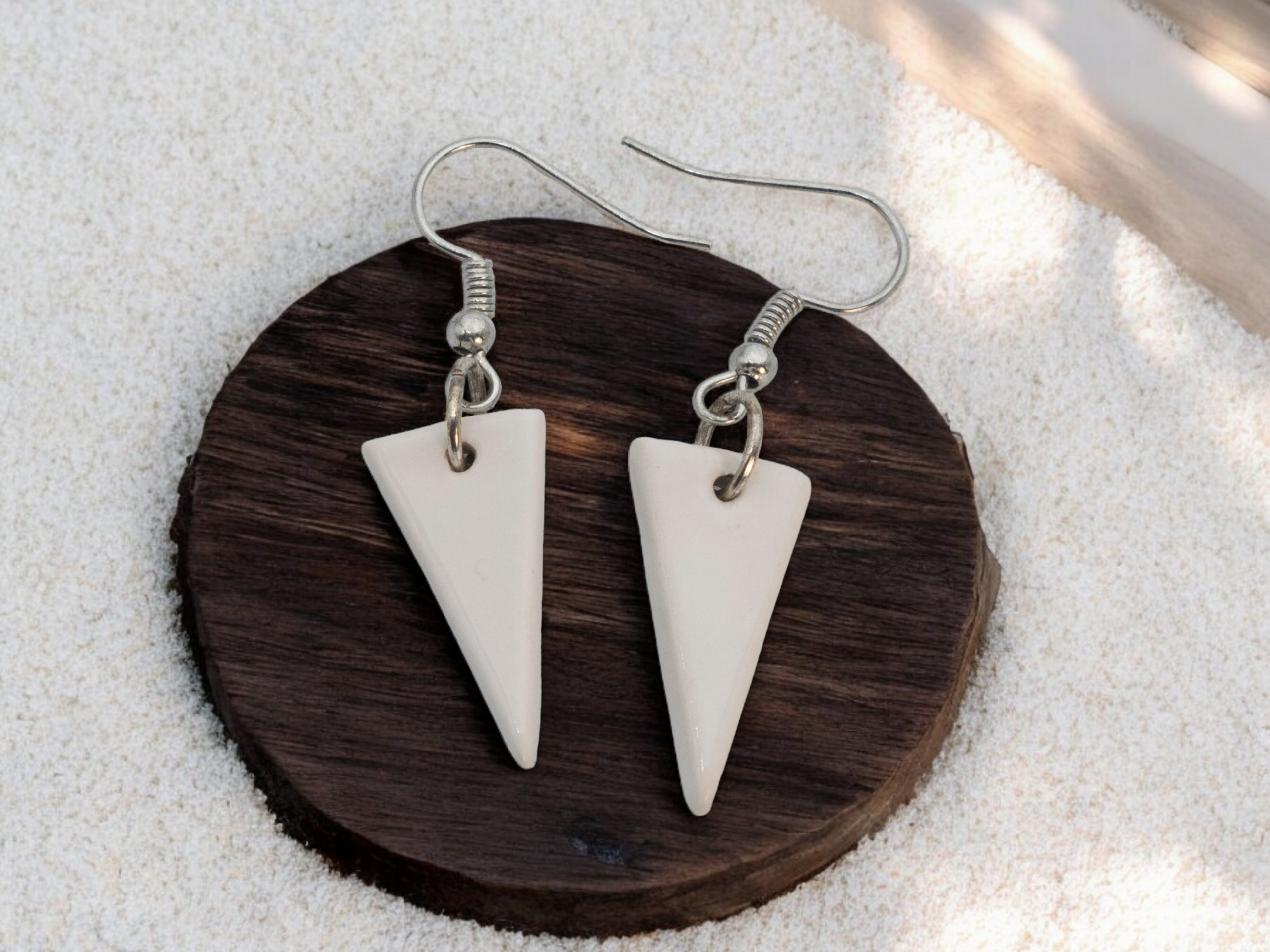 Pendientes triangulares blancos - 3