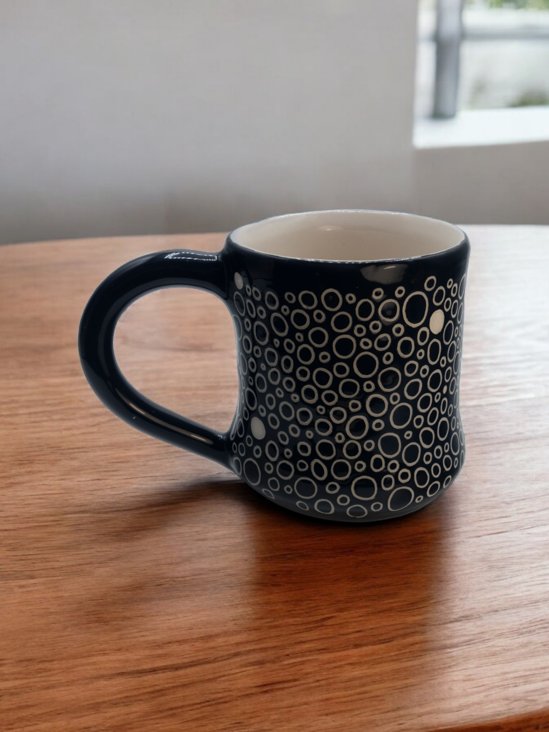 Taza negra con circulos - 5