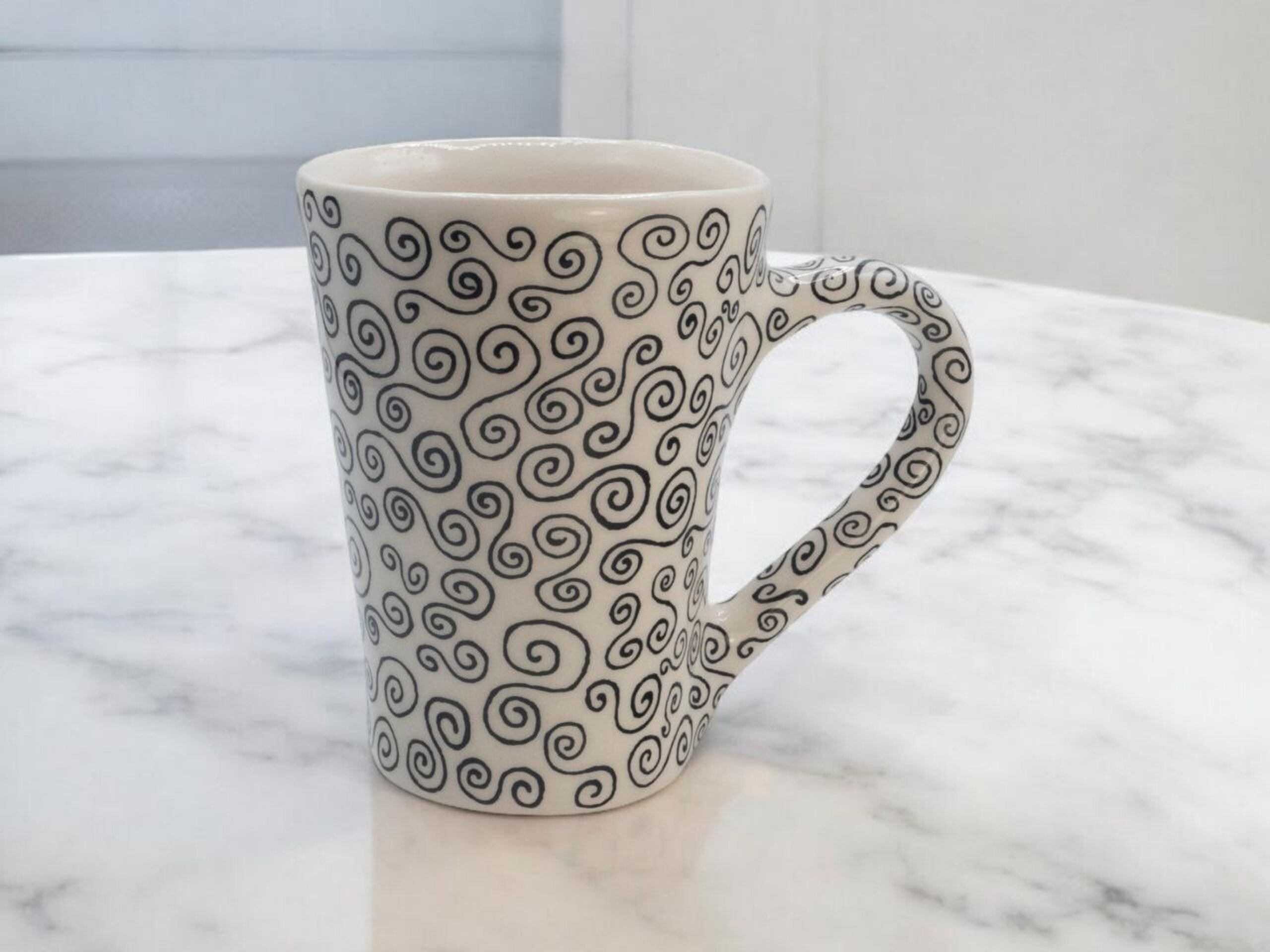 Taza blanca con espirales - 2