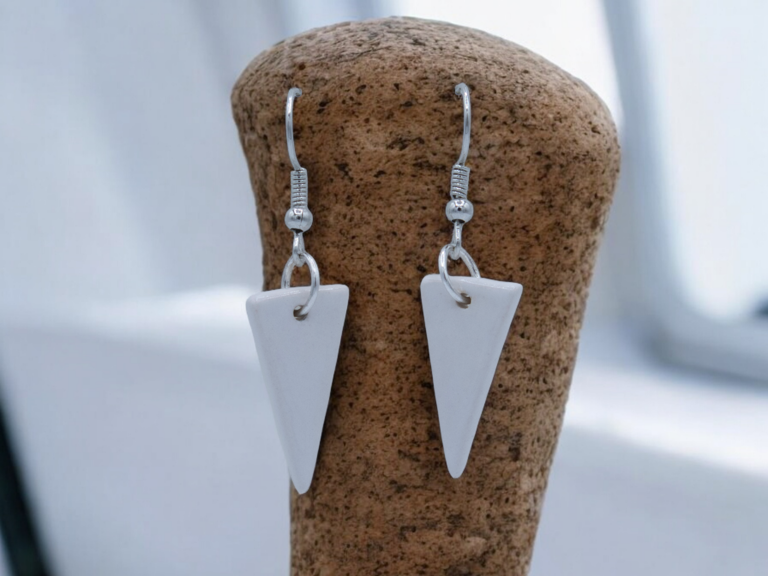 Pendientes triangulares blancos - 4