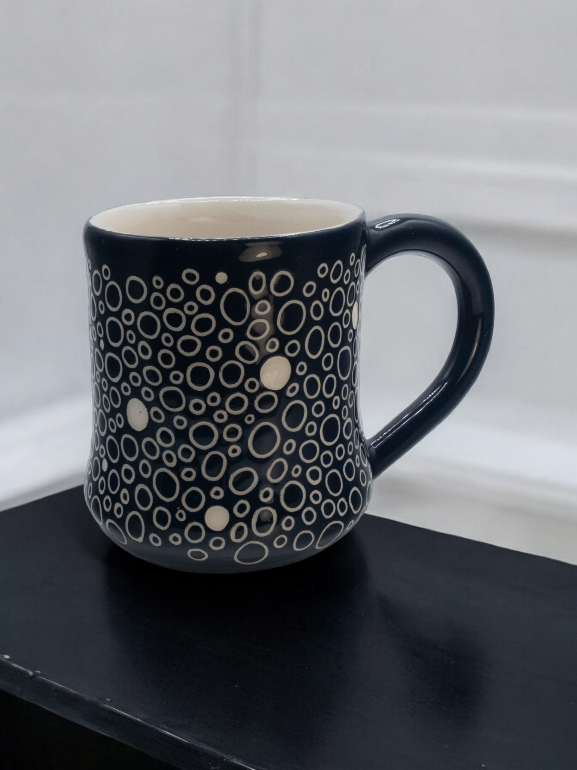 Taza negra con circulos - 2